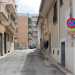 Ci spostiamo quindi in vico San Martino. Anche qui pare di essere in uno scenario urbano qualunque, se non fosse per la piccola indicazione di un ipogeo su sfondo marrone posta sotto un divieto di fermata